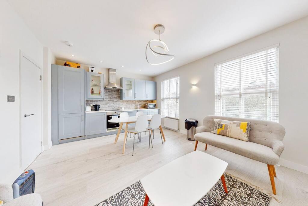 Hébergement de vacances Stylish 2bed2bath Flat 4min From Tube Station